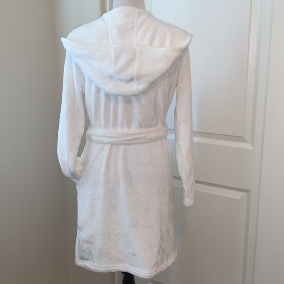 UGG BRAND NEW SIZE MEDIUM MIRANDA GORGEOUS WHITE HOODED FLEECE ROBE - Picture 6 of 13